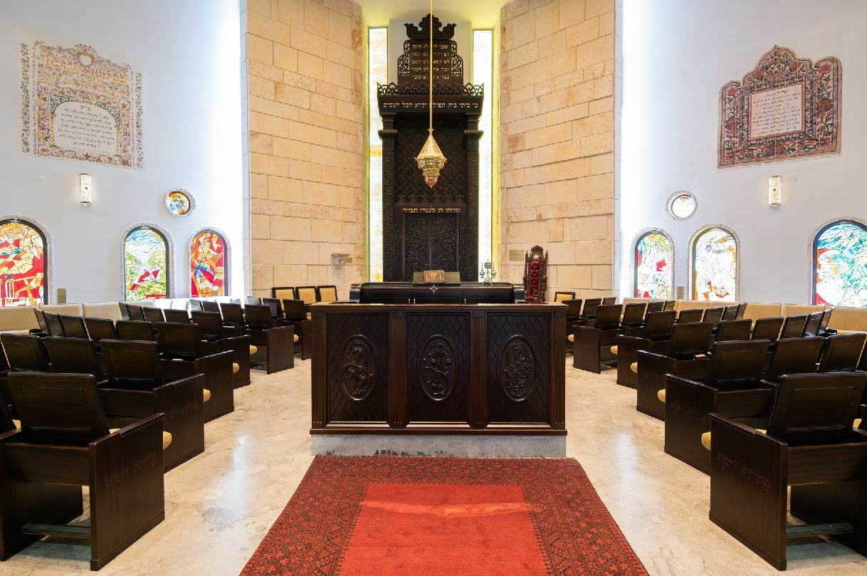 רהיטי קיבוץ לביא - בית הכנסת פורת יוסף בטבריה
